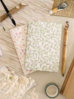Photo montrant les deux carnets de poche A6 de la collection "Au détour d'une saison".