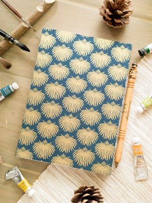 Photo du carnet "Fleur d'aurore" de la collection de carnets Les Confidents "Douce nuit". Couverture bleu avec des motifs dorés.
