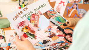 Photo d'une personne qui découpe des images pour créer un vision board