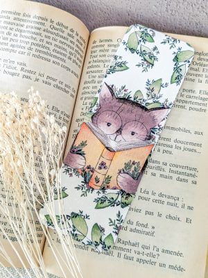 photo qui présente le marque-page "Jardin du chat lecteur" représentant un chat entrain de lire au milieu de la nature