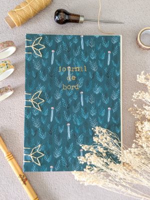 Journal de bord artisanal - couverture bleue avec motif de la mer avec coraux et méduses
