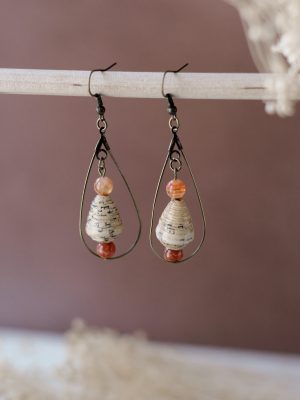 Boucles d'oreilles artisanales en perles de papier recyclé, agate peau de serpent et bronze, faites main par Murmures de Papier. Pièces uniques.