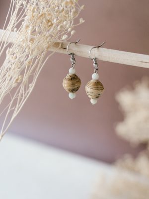 Boucles d'oreilles artisanales en perles de papier recyclé et amazonite, faites main par Murmures de Papier. Légères, pièces uniques.
