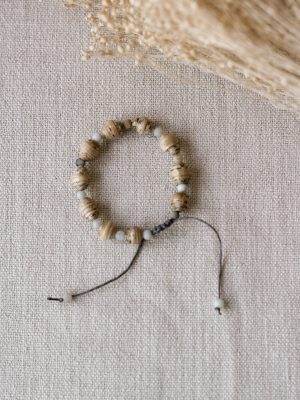 Bracelet artisanal en perles de papier recyclé et amazonite, fait main par Murmures de Papier. Réglable, léger, pièce unique.