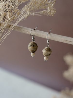 Boucles d'oreilles artisanales en perles de papier recyclé et bois, faites main par Murmures de Papier. Légères, pièces uniques.